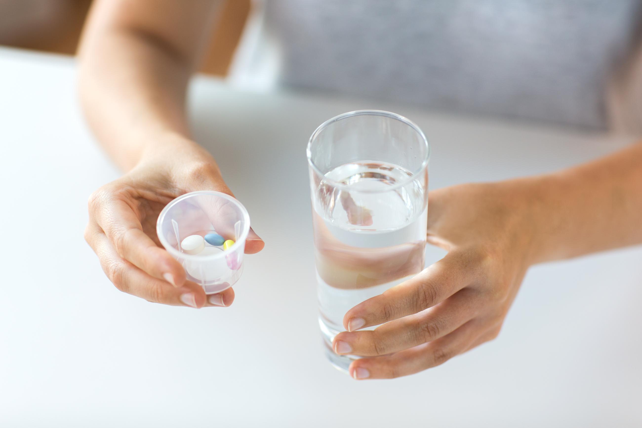 Glas water met medicijnen