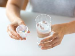 Glas water met medicijnen